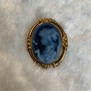 ☘️VTG 10K Gold Blue Agate Carved Cameo w/Bird Pendant